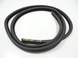 USZCZELKA DRZWI LEWY TYŁ BMW E90 LCI 7060288