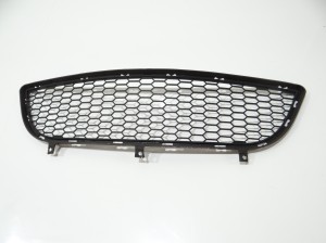 KRATKA ZDERZAKA ŚRODKOWA PRZÓD BMW E90 LCI M PAKIET 7897759