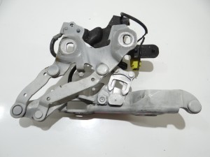 ZAWIAS NABÓJ PIROTECHNICZNY LEWY MASKI BMW E88 300