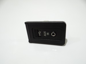GNIAZDO ZŁĄCZE AUX USB BMW E60 E61 LCI OE 9138402 (4647812)