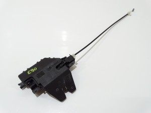 ZAMEK KLAPY BAGAŻNIKA BMW E90 OE 8196401