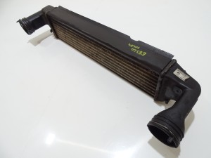 CHŁODNICA POWIETRZA INTERCOOLER BMW X3 E83 204D4 OE 7789793 (24241718)